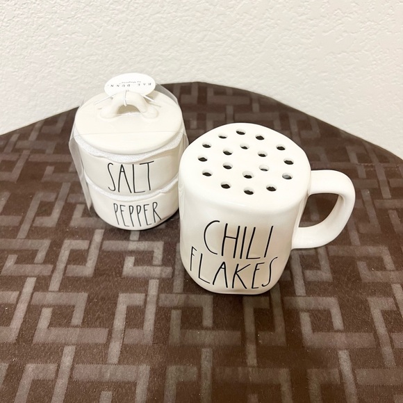 Rae Dunn CHILI FLAKES spice shaker and SALT & PEPPER stackers - Picture 5 of 7